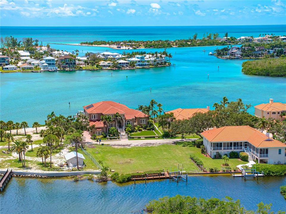 На продажу: $1,250,000 (0.39 acres)