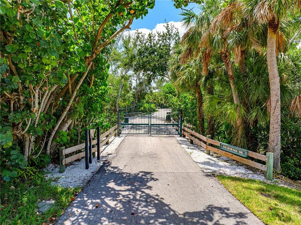 На продажу: $1,250,000 (0.39 acres)