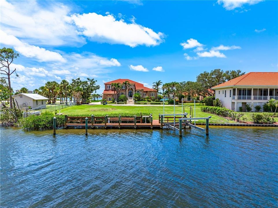 На продажу: $1,250,000 (0.39 acres)