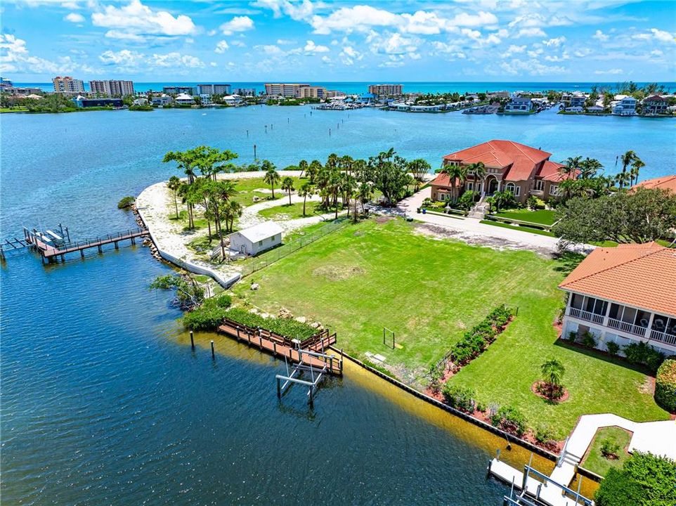 На продажу: $1,250,000 (0.39 acres)