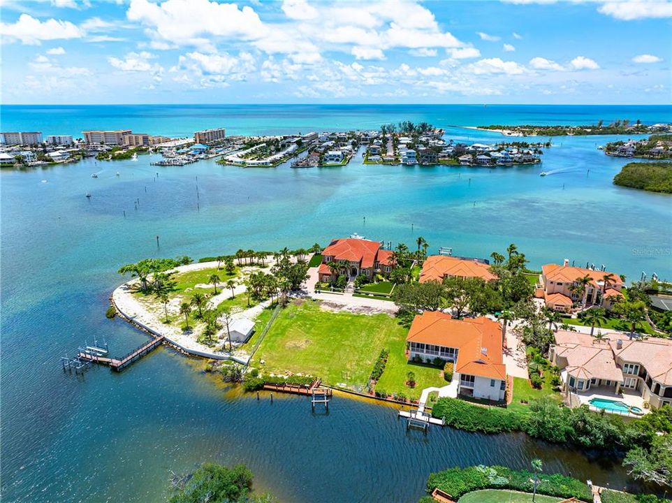 На продажу: $1,250,000 (0.39 acres)