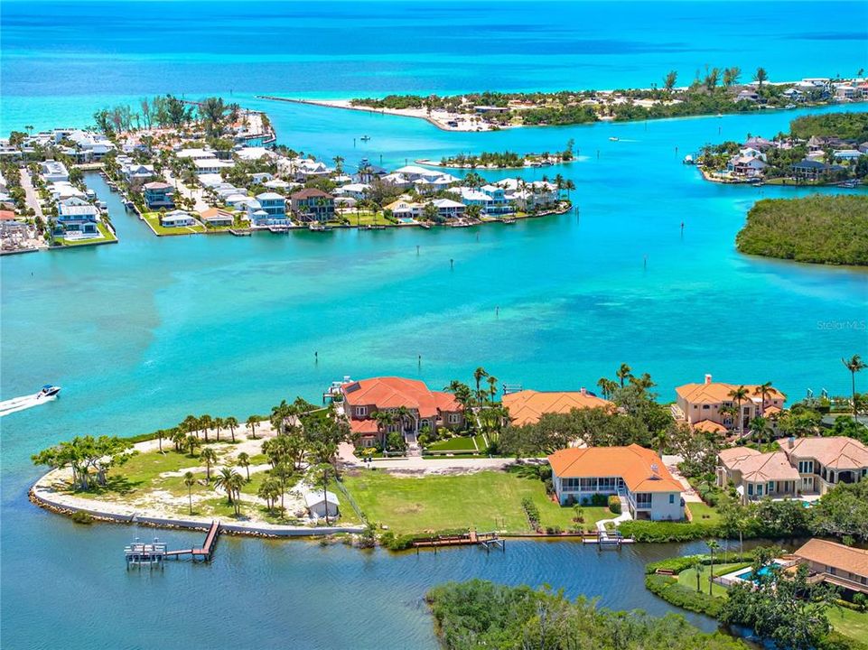 На продажу: $1,250,000 (0.39 acres)