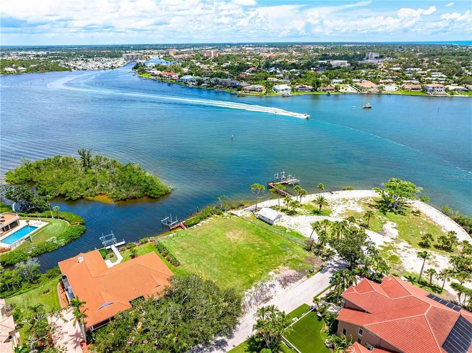 На продажу: $1,250,000 (0.39 acres)