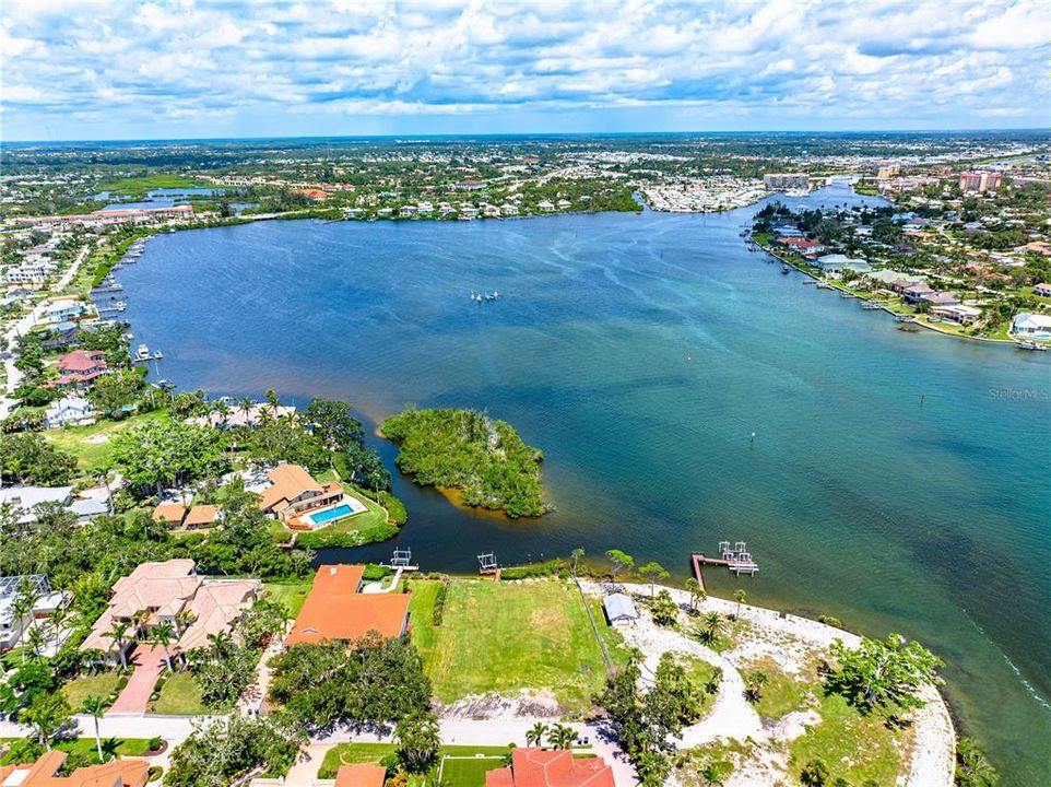 На продажу: $1,250,000 (0.39 acres)