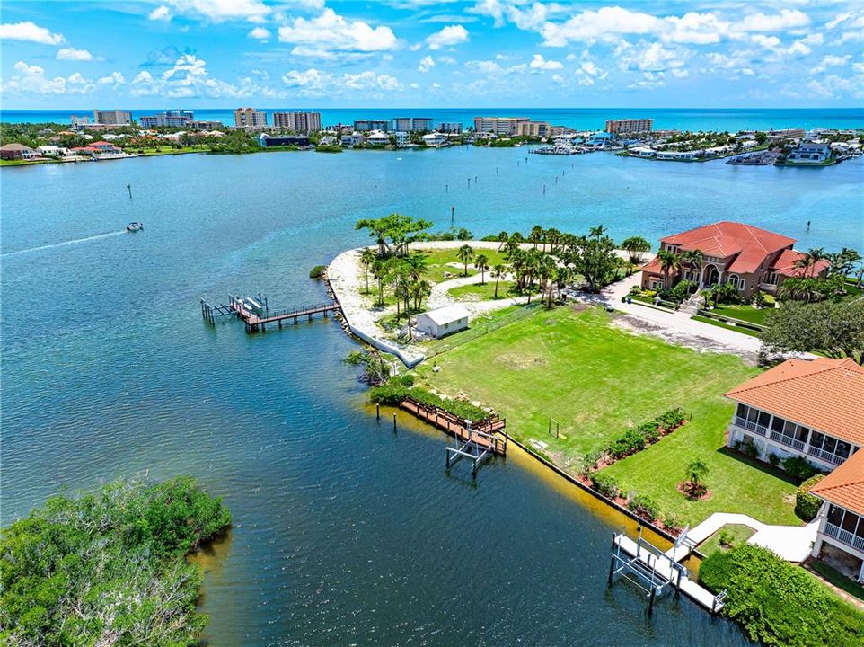 На продажу: $1,250,000 (0.39 acres)