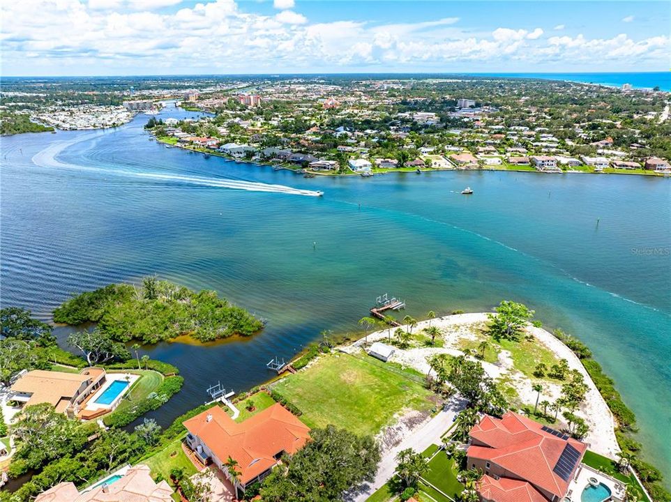 На продажу: $1,250,000 (0.39 acres)