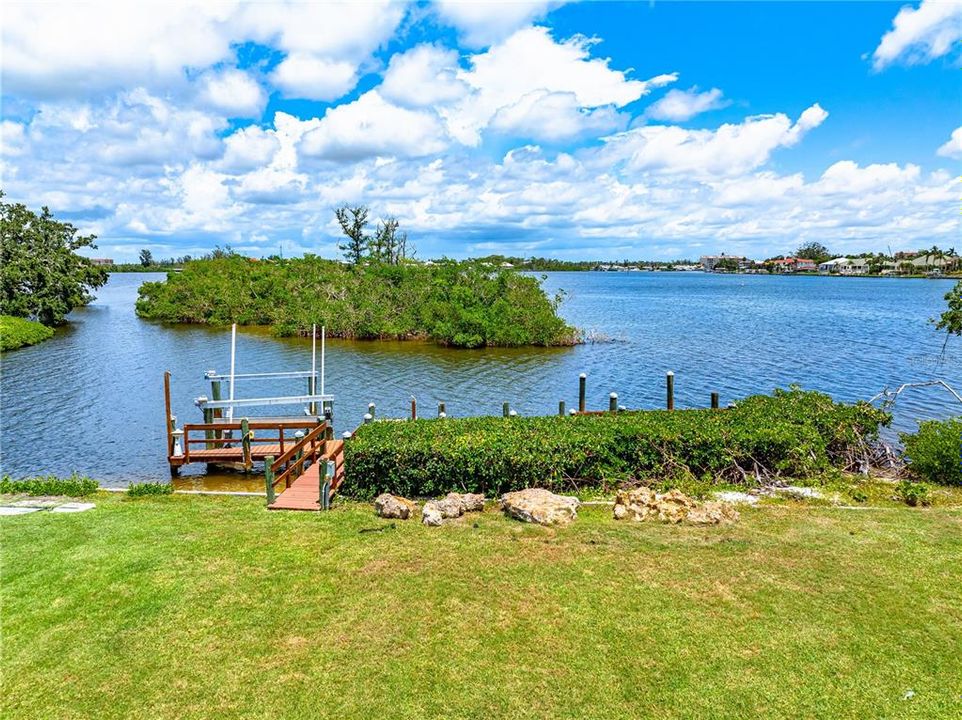 На продажу: $1,250,000 (0.39 acres)