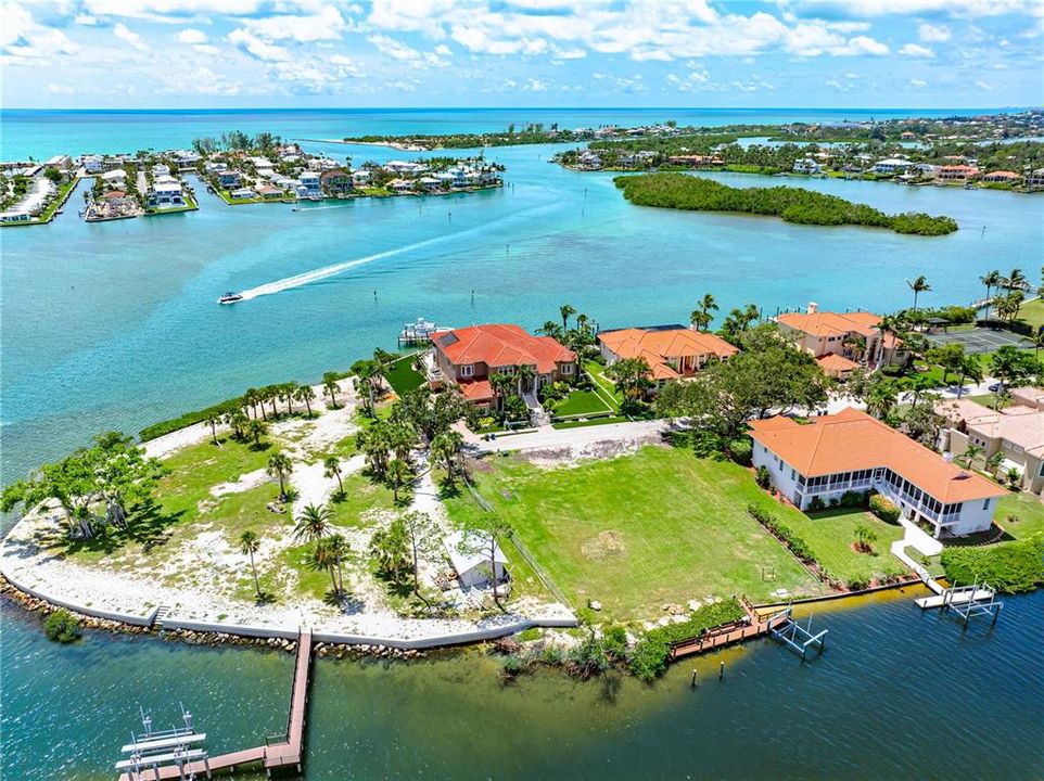 На продажу: $1,250,000 (0.39 acres)