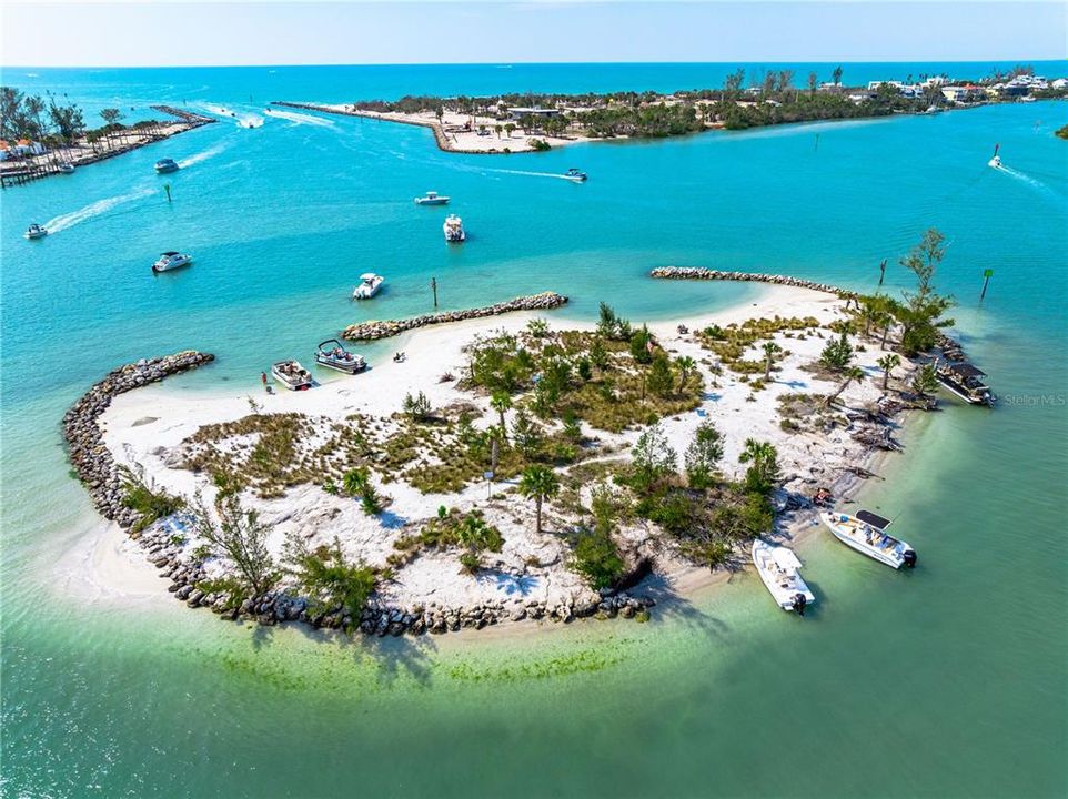 На продажу: $1,250,000 (0.39 acres)