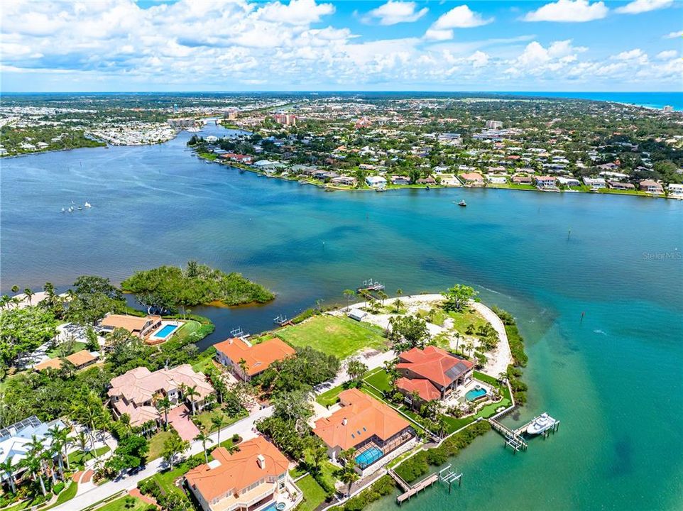 На продажу: $1,250,000 (0.39 acres)