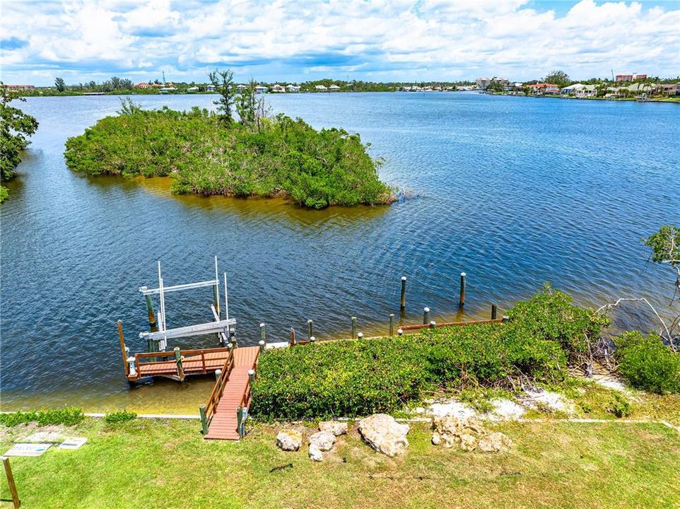 На продажу: $1,250,000 (0.39 acres)