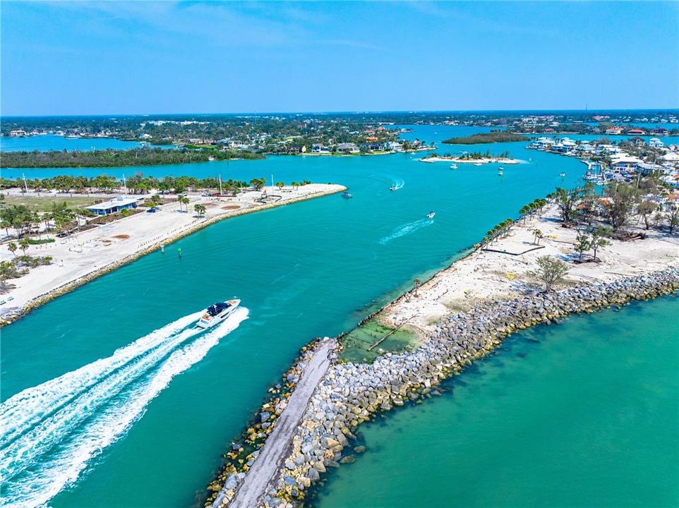 На продажу: $1,250,000 (0.39 acres)