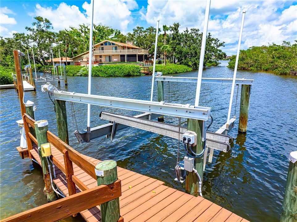 На продажу: $1,250,000 (0.39 acres)