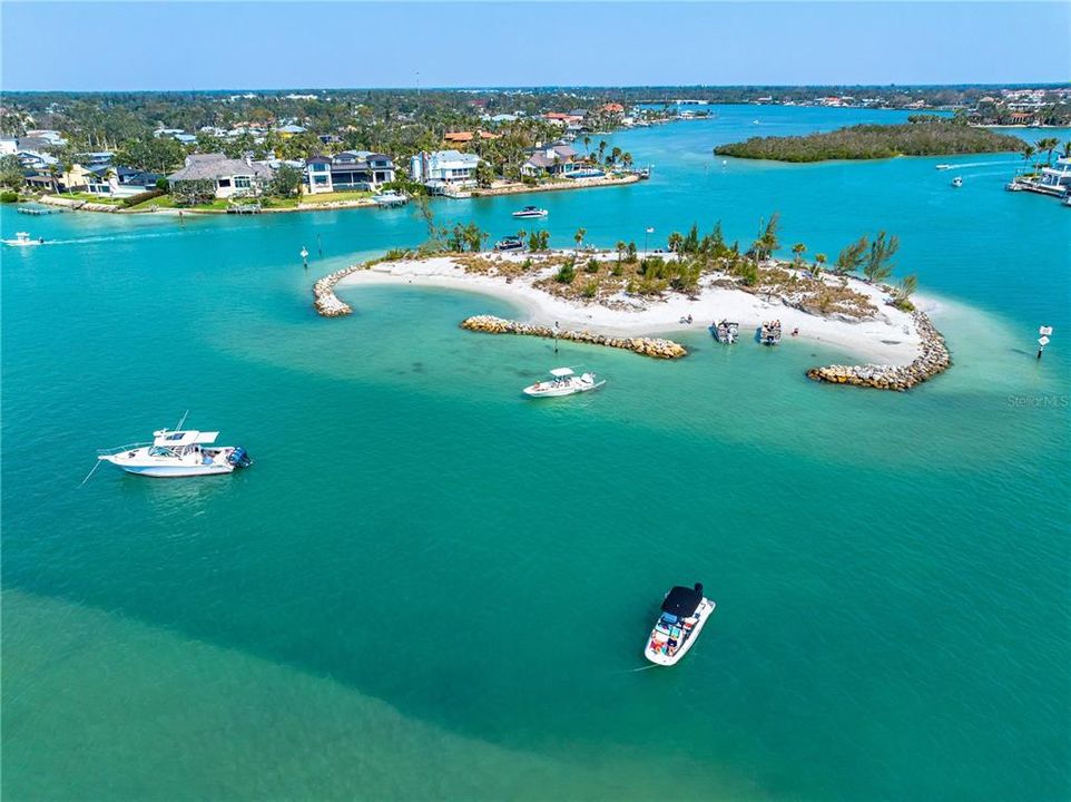 На продажу: $1,250,000 (0.39 acres)