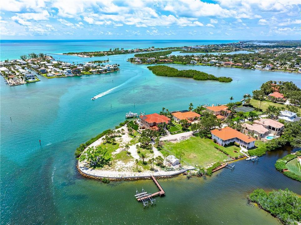 На продажу: $1,250,000 (0.39 acres)