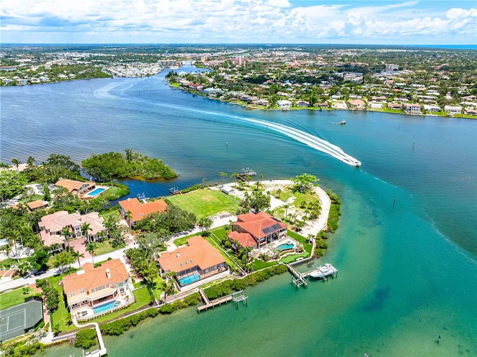 На продажу: $1,250,000 (0.39 acres)