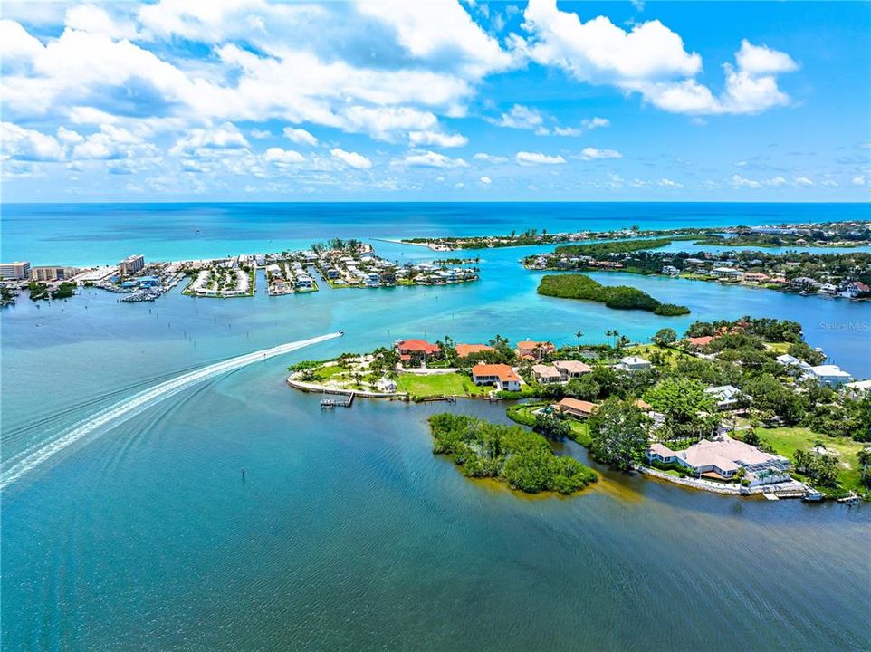 На продажу: $1,250,000 (0.39 acres)