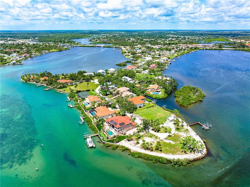 На продажу: $1,250,000 (0.39 acres)