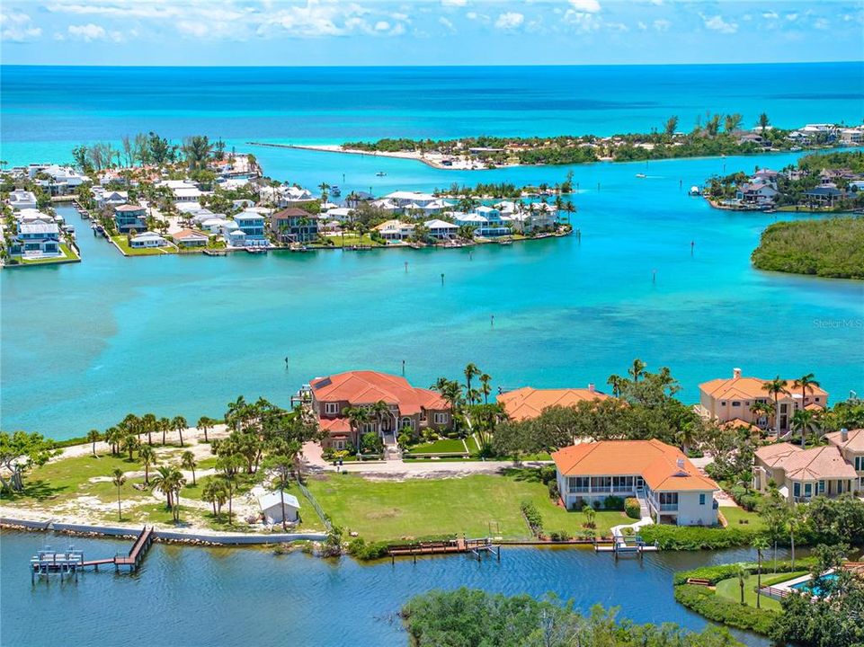 На продажу: $1,250,000 (0.39 acres)