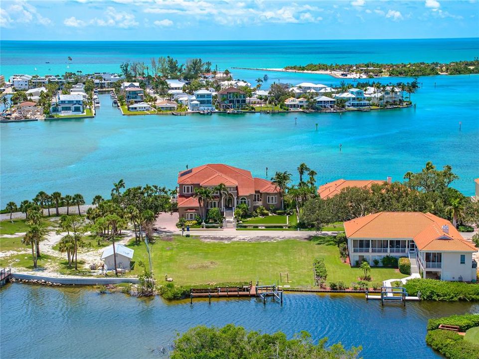 На продажу: $1,250,000 (0.39 acres)