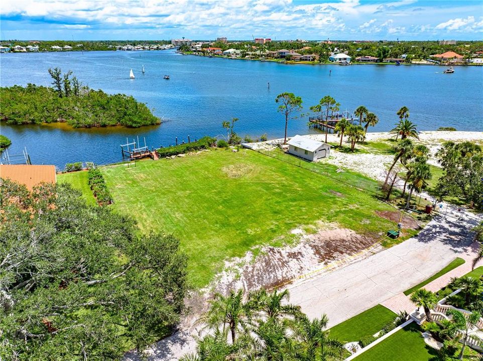 На продажу: $1,250,000 (0.39 acres)