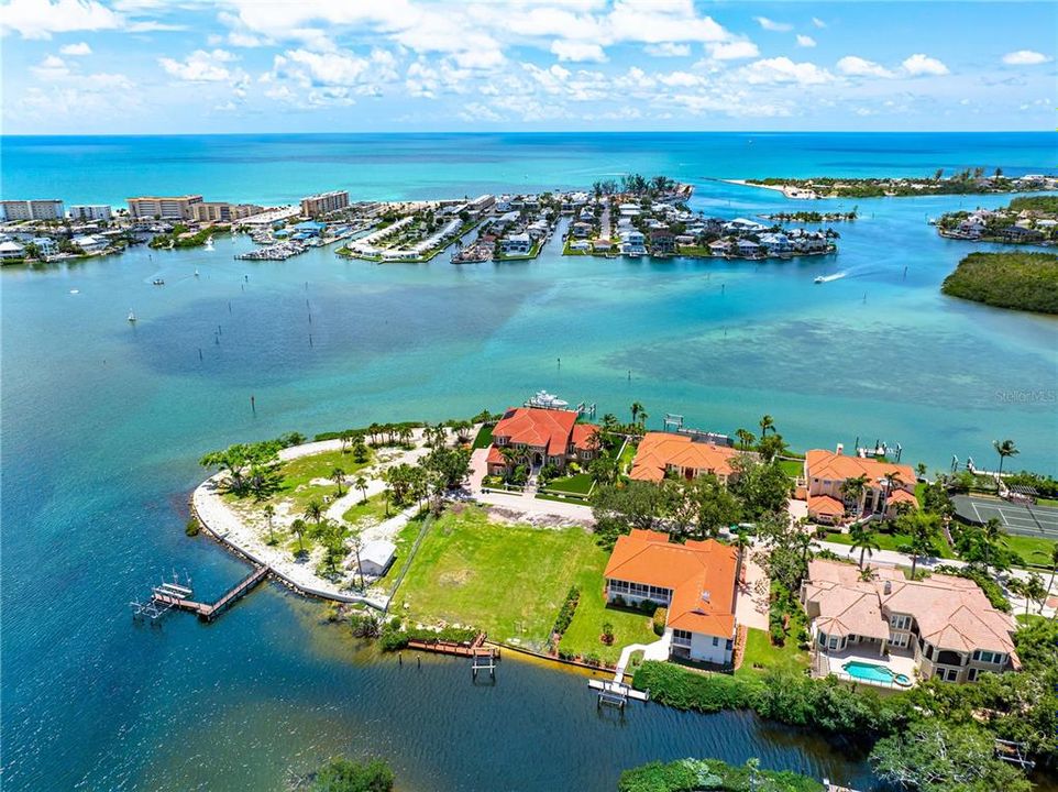 На продажу: $1,250,000 (0.39 acres)