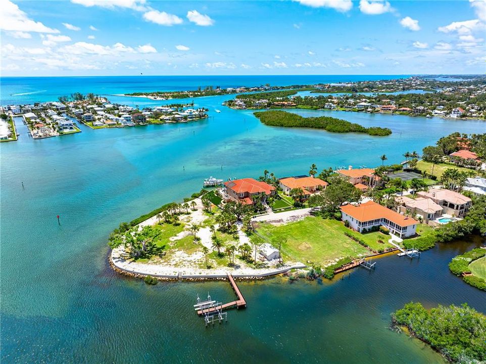 На продажу: $1,250,000 (0.39 acres)