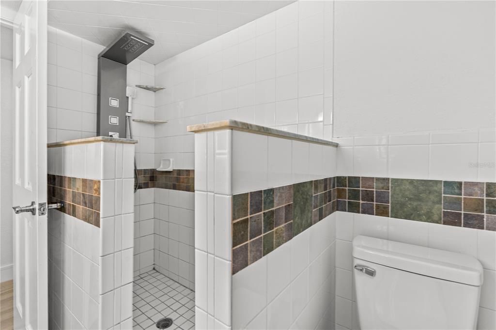 En Venta: $599,000 (5 camas, 4 baños, 4200 Pies cuadrados)