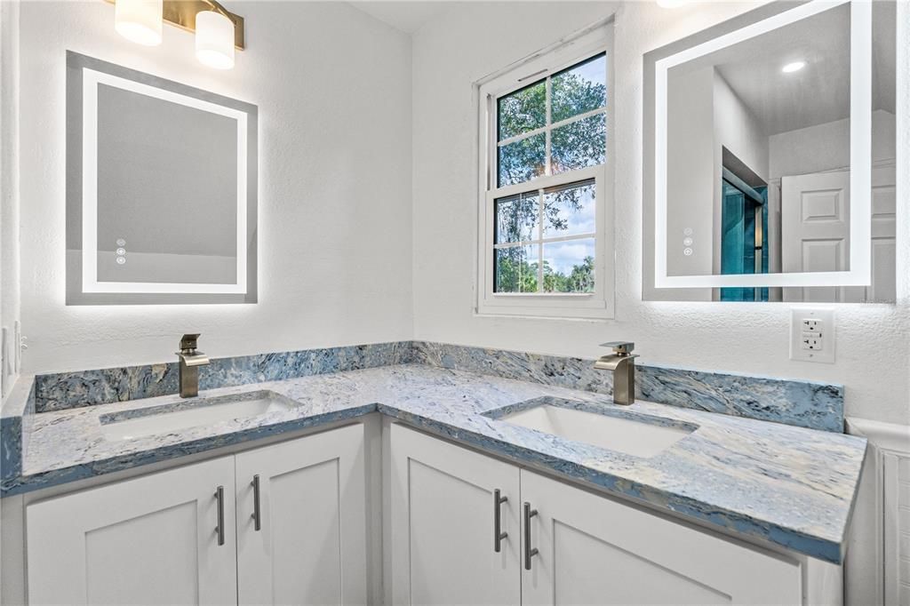 En Venta: $599,000 (5 camas, 4 baños, 4200 Pies cuadrados)