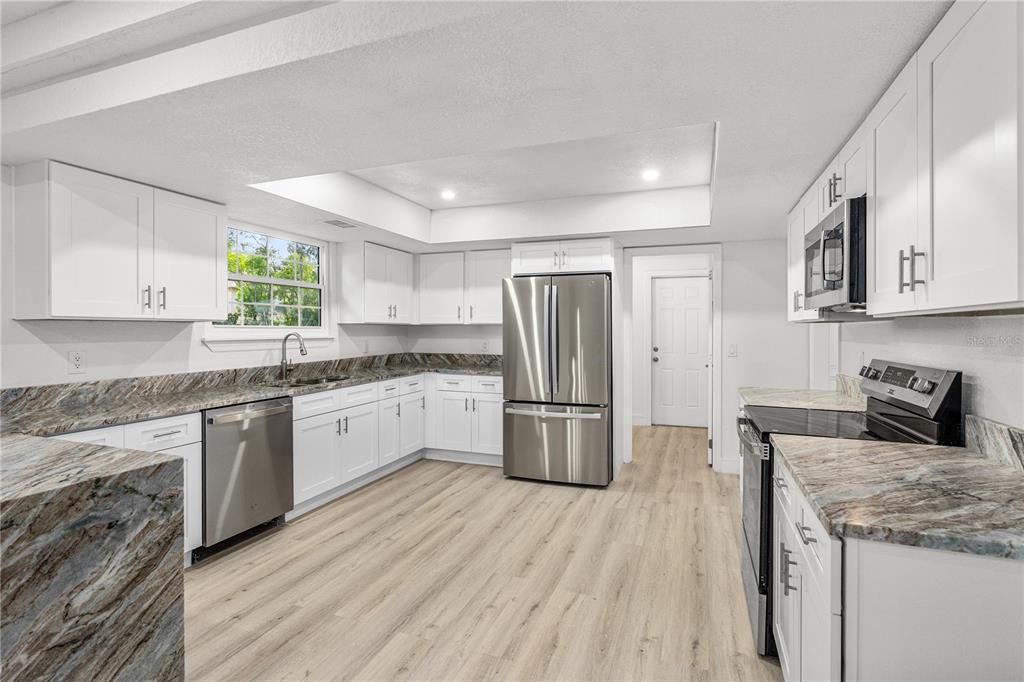 En Venta: $599,000 (5 camas, 4 baños, 4200 Pies cuadrados)