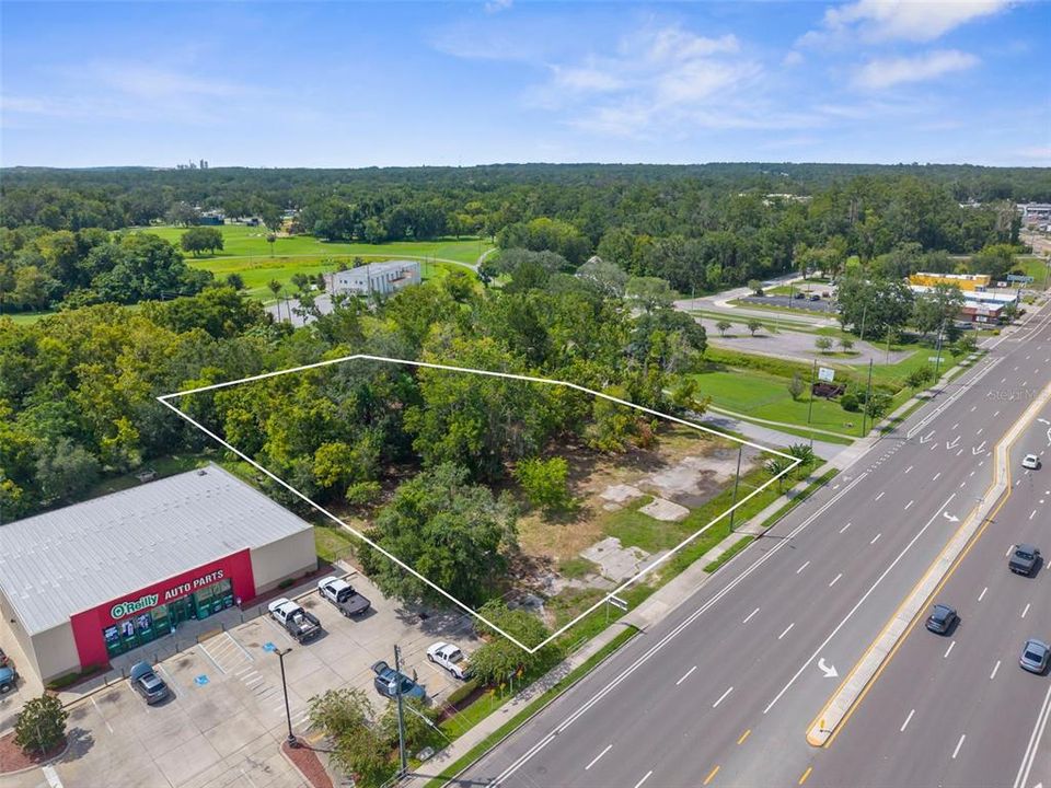 На продажу: $695,000 (1.37 acres)