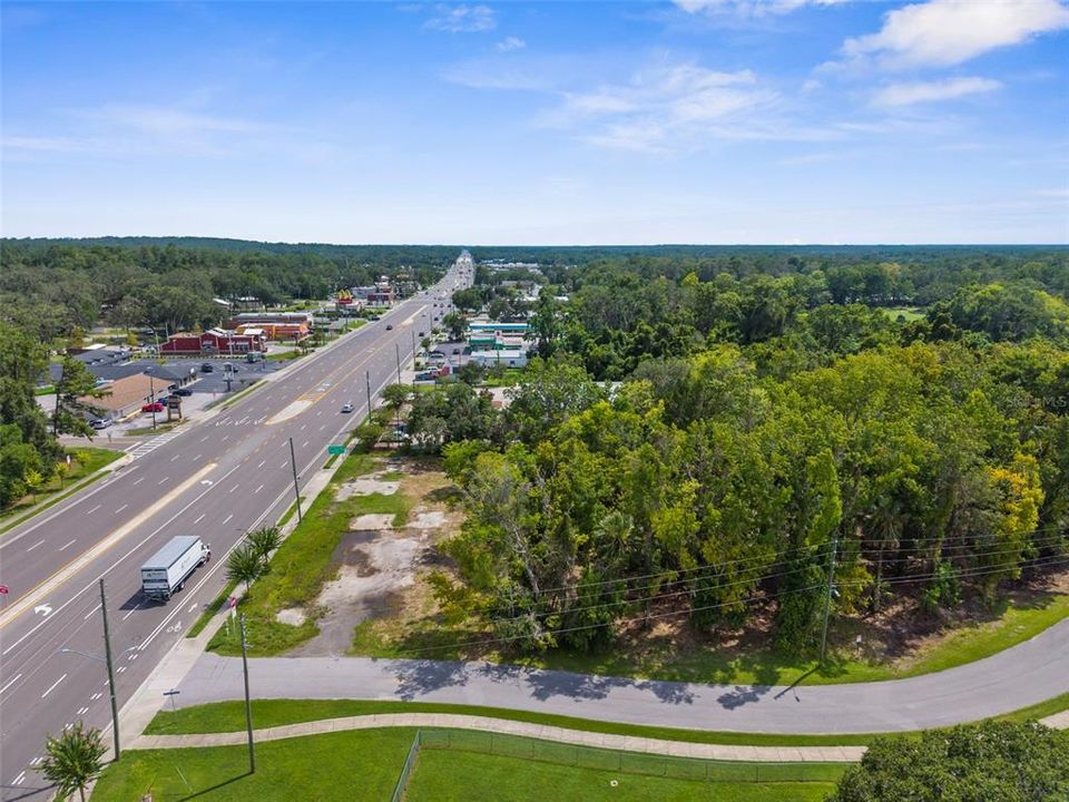 На продажу: $695,000 (1.37 acres)