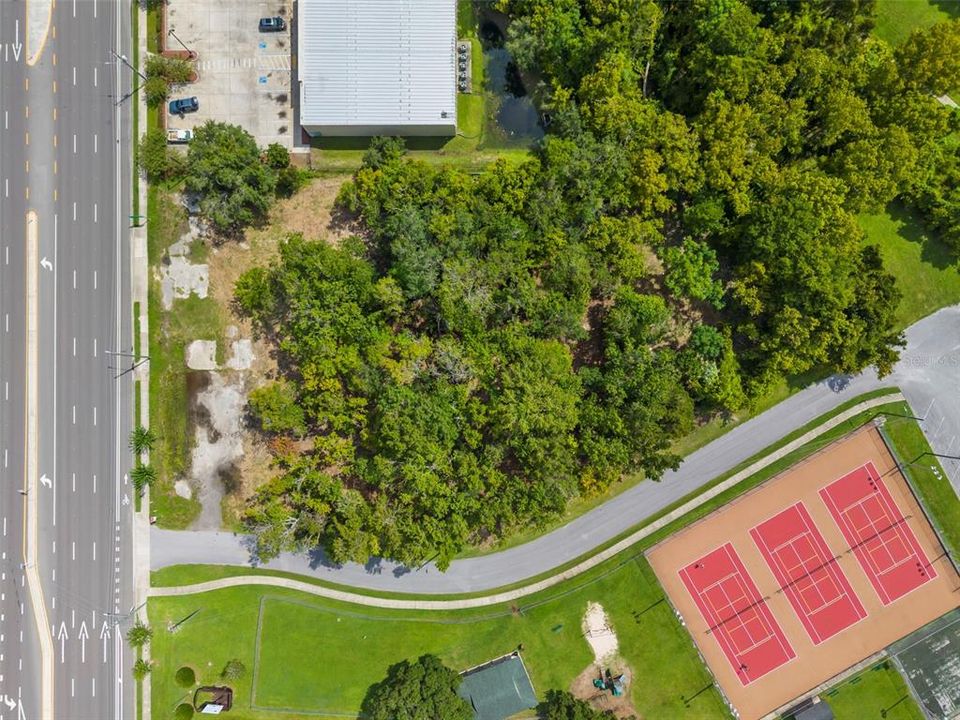 На продажу: $695,000 (1.37 acres)