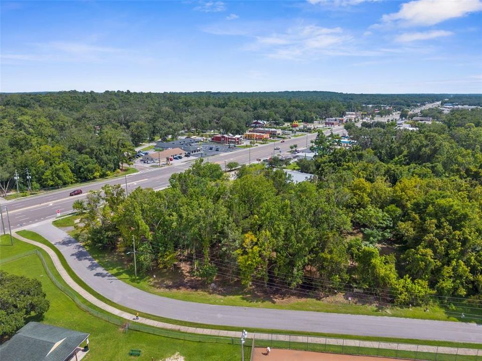 На продажу: $695,000 (1.37 acres)