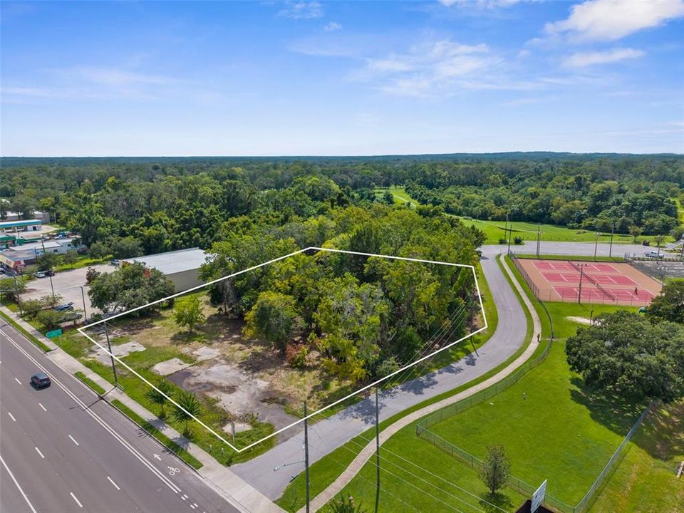 На продажу: $695,000 (1.37 acres)