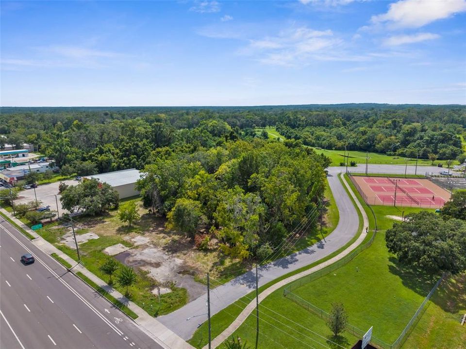 На продажу: $695,000 (1.37 acres)