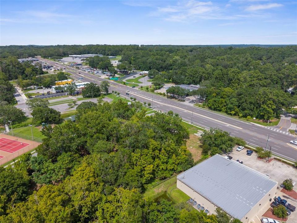 На продажу: $695,000 (1.37 acres)