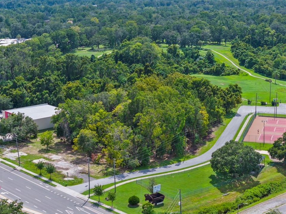 На продажу: $695,000 (1.37 acres)