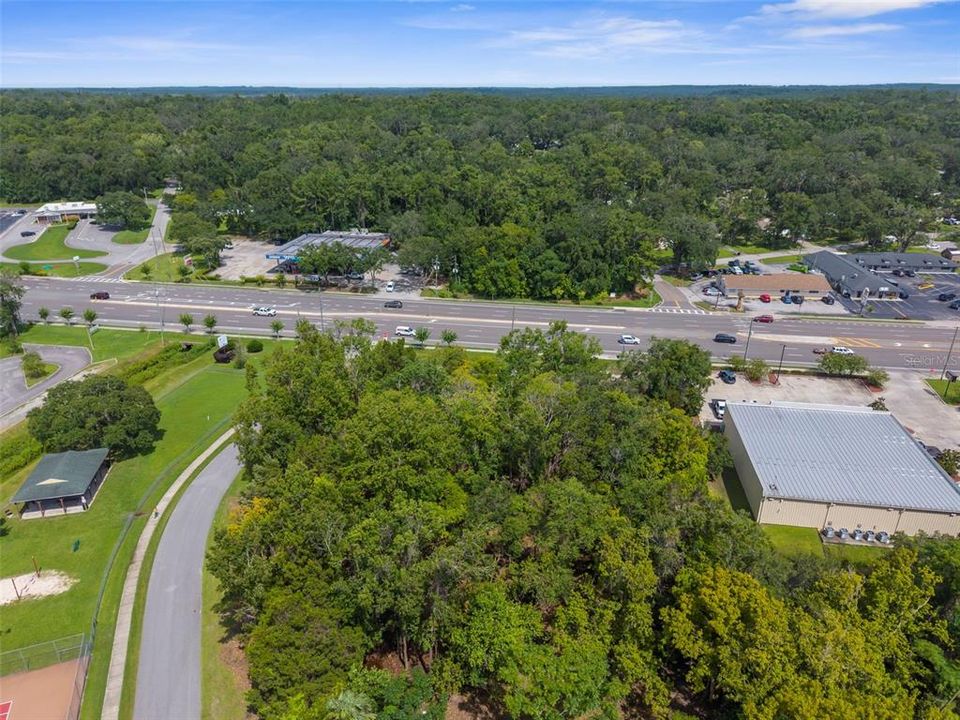 На продажу: $695,000 (1.37 acres)