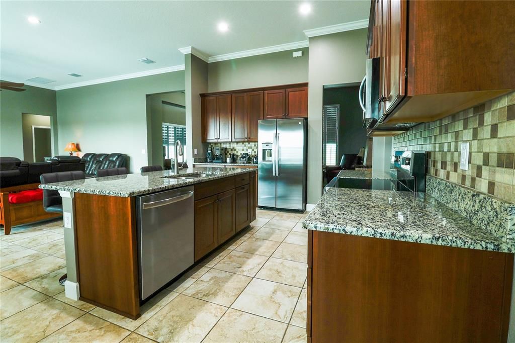 For Sale: $850,000 (3 beds, 2 baths, 2554 Square Feet)