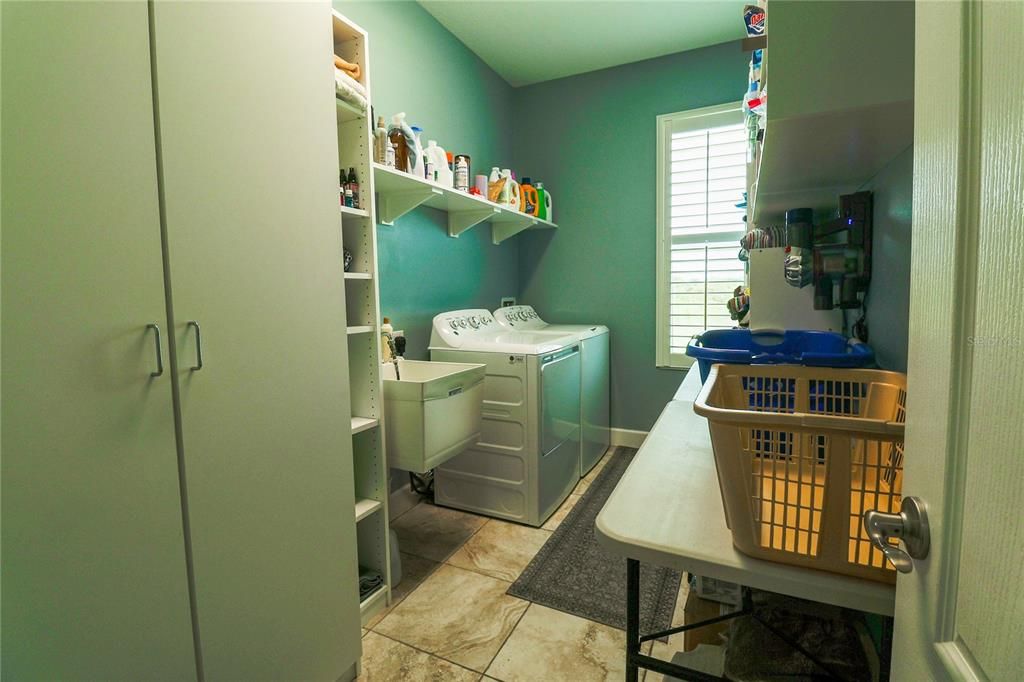 For Sale: $850,000 (3 beds, 2 baths, 2554 Square Feet)