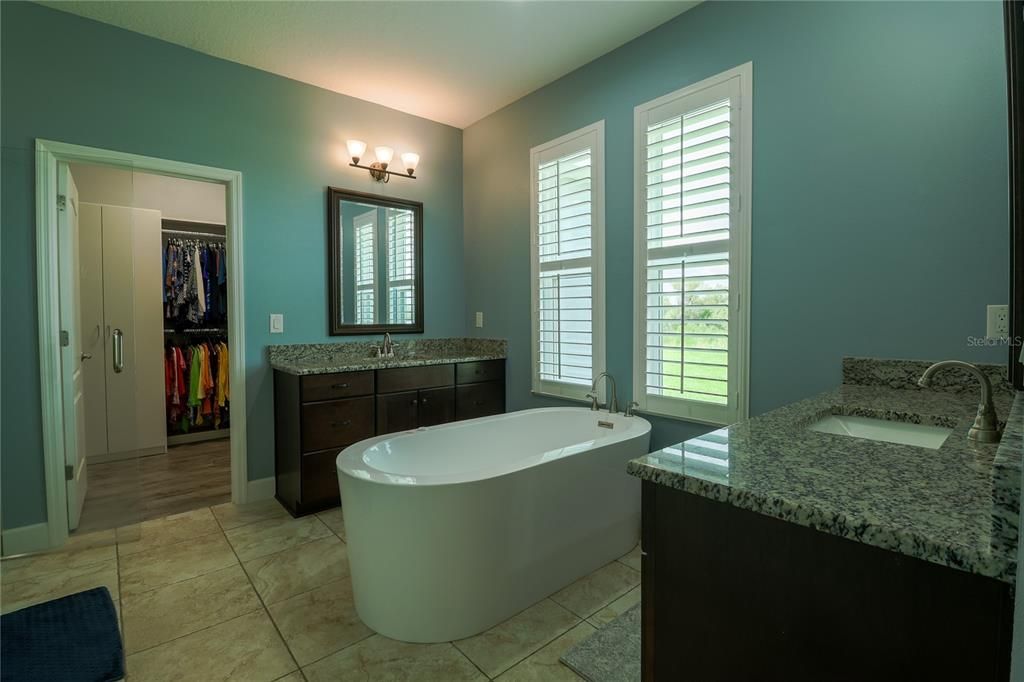 For Sale: $850,000 (3 beds, 2 baths, 2554 Square Feet)