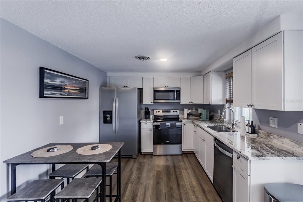 На продажу: $379,000 (3 спален, 2 ванн, 1282 Квадратных фут)