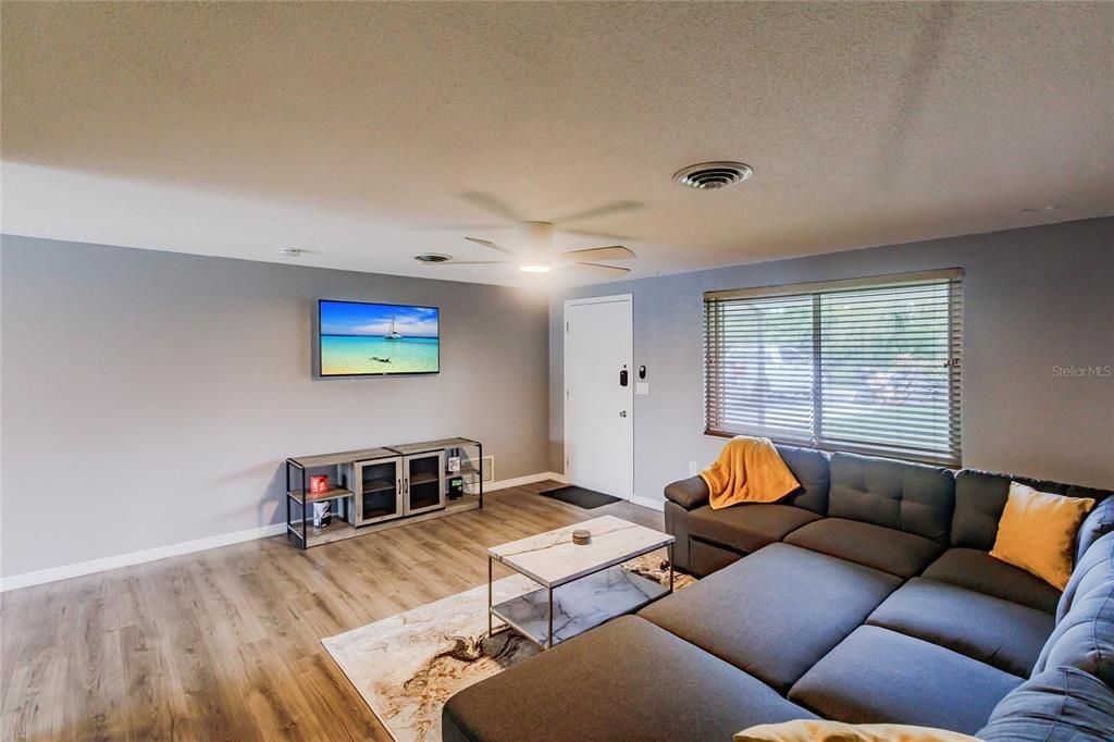 На продажу: $379,000 (3 спален, 2 ванн, 1282 Квадратных фут)