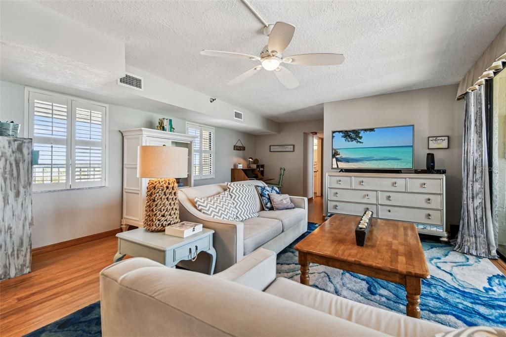 待售: $699,900 (2 贝兹, 2 浴室, 1190 平方英尺)