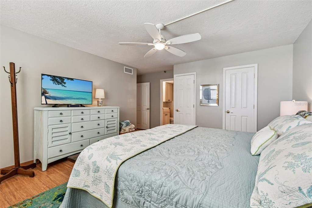 待售: $699,900 (2 贝兹, 2 浴室, 1190 平方英尺)