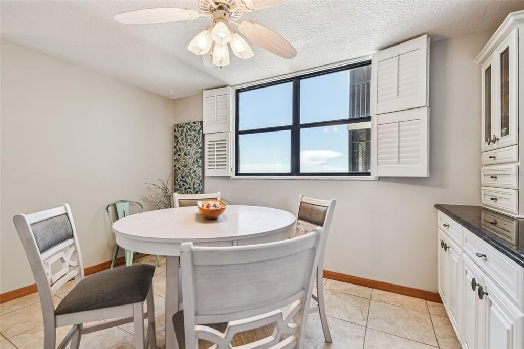 待售: $699,900 (2 贝兹, 2 浴室, 1190 平方英尺)