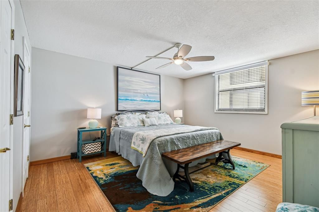 待售: $699,900 (2 贝兹, 2 浴室, 1190 平方英尺)