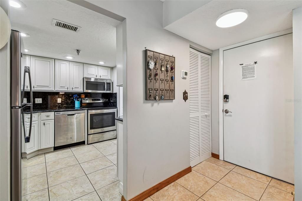 待售: $699,900 (2 贝兹, 2 浴室, 1190 平方英尺)