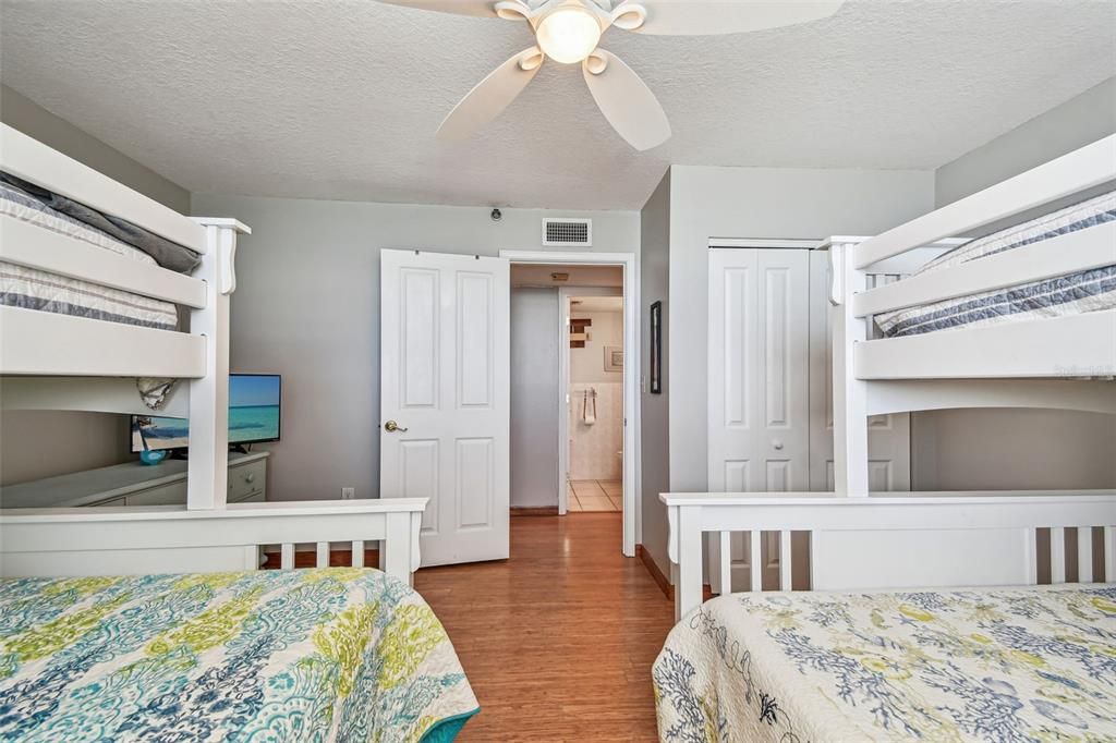 待售: $699,900 (2 贝兹, 2 浴室, 1190 平方英尺)